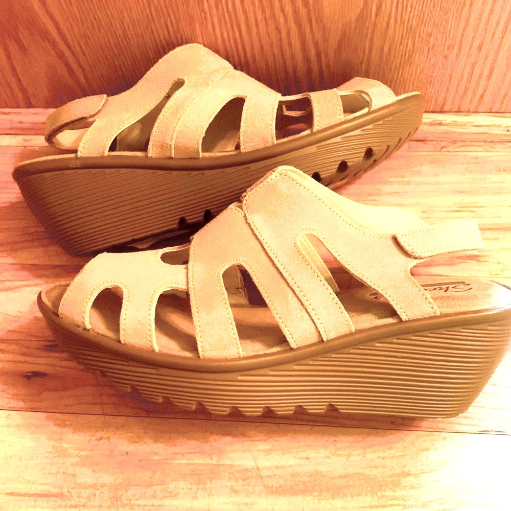 New Skechers 9 WIDE tan suede leather memory foam comfort wedge strap sandals